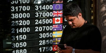 جای خالی میانجی در بازار ارز / مقاومت سرسخت درهم