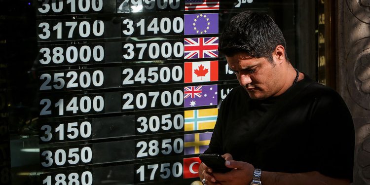 جای خالی میانجی در بازار ارز / مقاومت سرسخت درهم