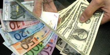 اثر سقوط لیر بر دلار تهران/ سایه طالبان به بورس می‌رسد؟