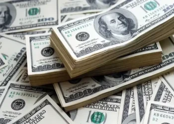اختلاف نرخ دلار، تجارت را قفل کرده است | دلار ۱۳۰ هزار تومانی را نمی‌شود با نرخ ۸۰ هزار تومان فروخت