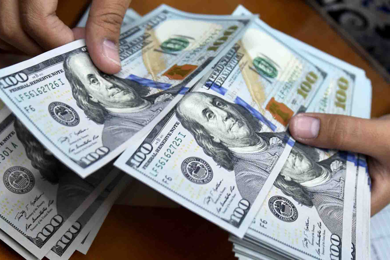 فروش ۱۰ هزار دلاری ارز در بانک‌ها ادامه دارد